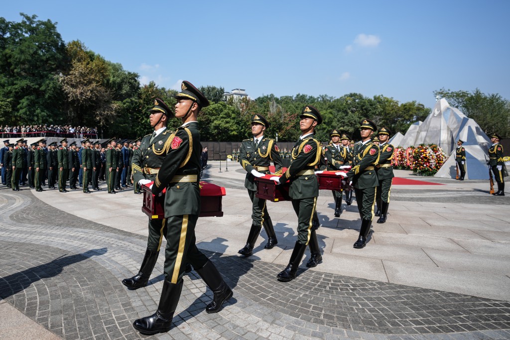 禮兵護送志願軍烈士棺槨走向瀋陽抗美援朝烈士陵園安葬地宮。 新華社