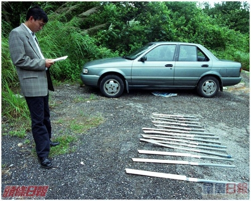 警方在案發現場發現14把自製斬馬刀。資料圖片