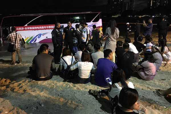 車內34名中國遊客受輕傷。網圖