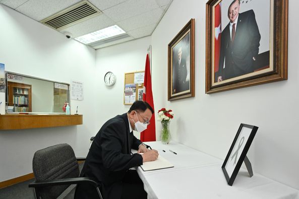 陳國基今日下午前往土耳其總領事館，代表香港特區政府和市民簽弔唁冊。陳國基fb
