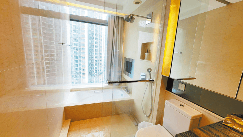 浴室保养新净，靠墙设置浴缸，住客可赏景浸浴。
