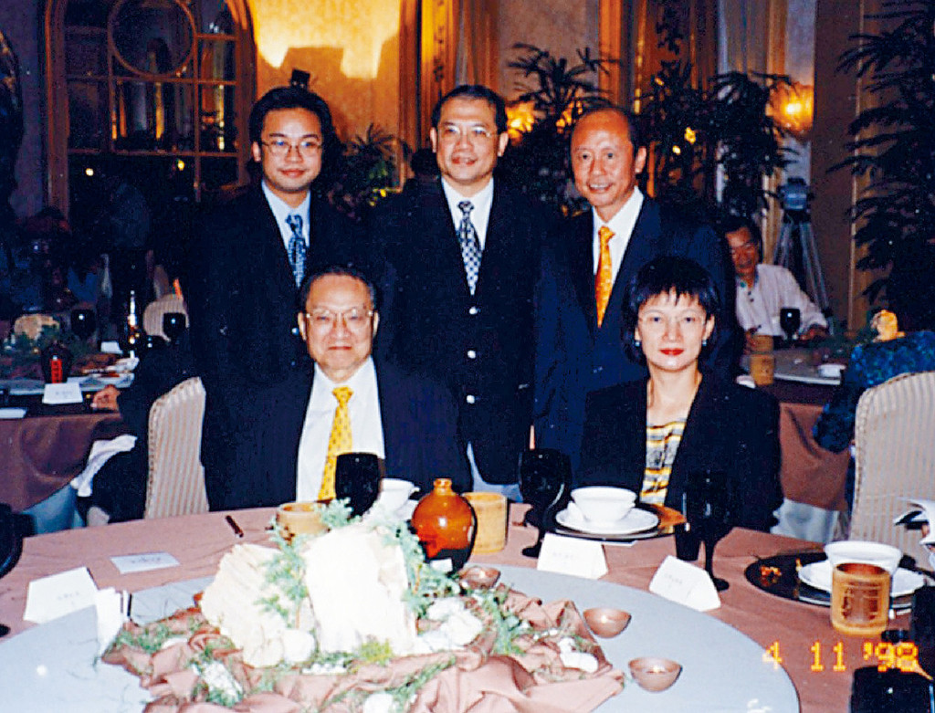 1998年镛记承办金庸先生在台湾举办之「射雕英雄宴」。