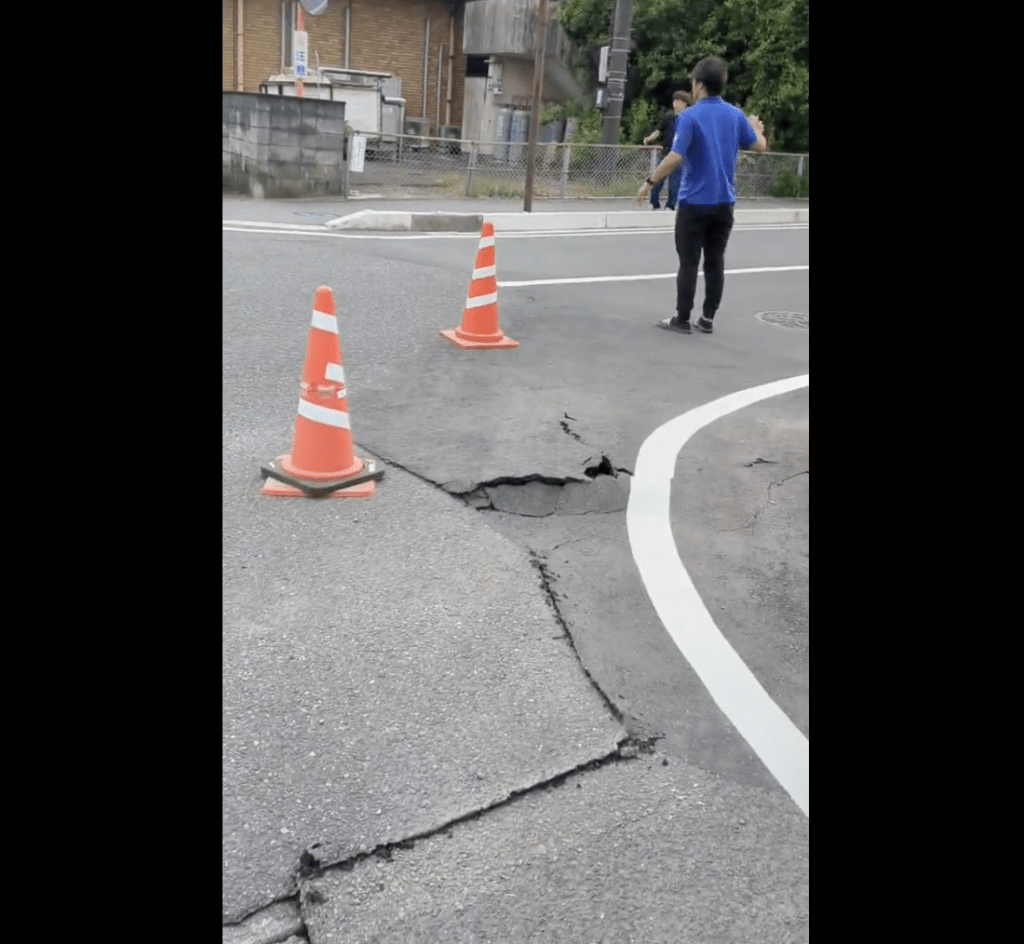 亦有鹿儿岛居民拍到，有道路在地震后裂开甚至出现凹陷。