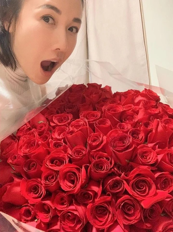 李施嬅2019年七夕大晒收到99朵玫瑰，不過無表明是誰送贈。
