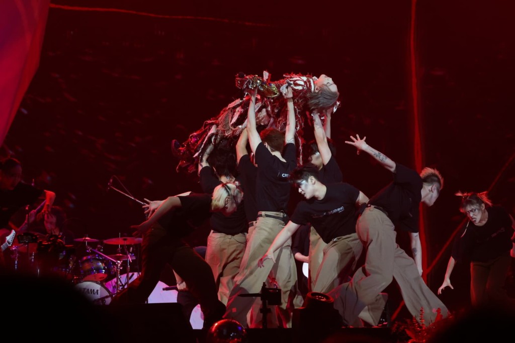 Jer被舞蹈員抬高。