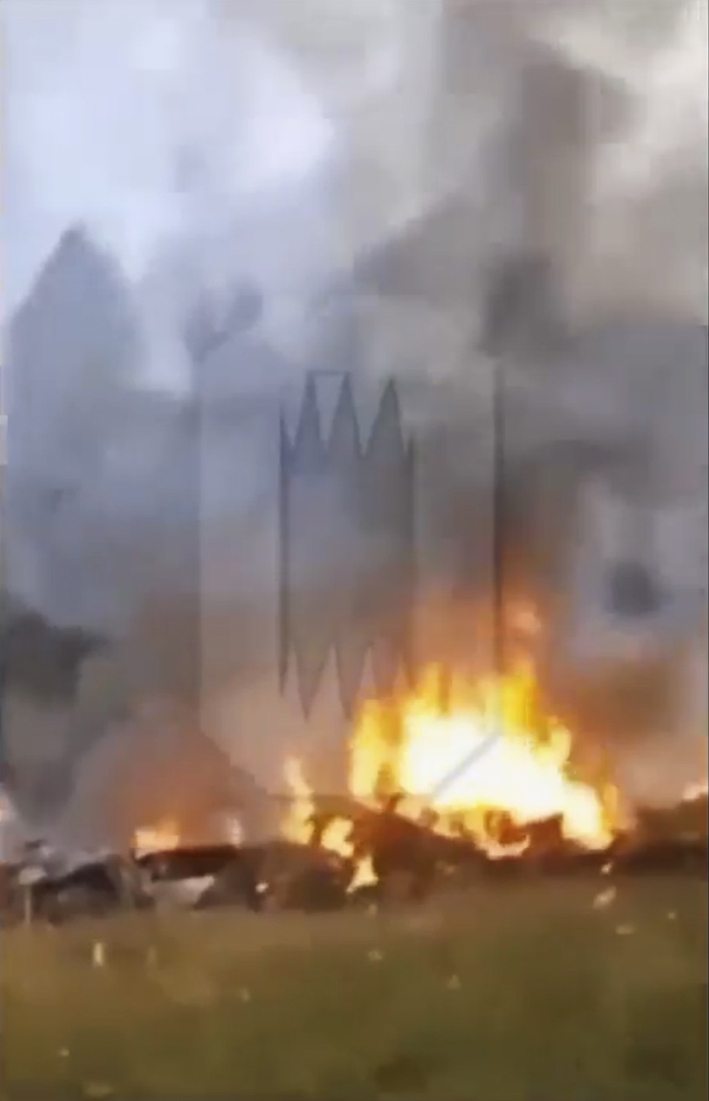 飞机坠毁后著火焚烧。美联社