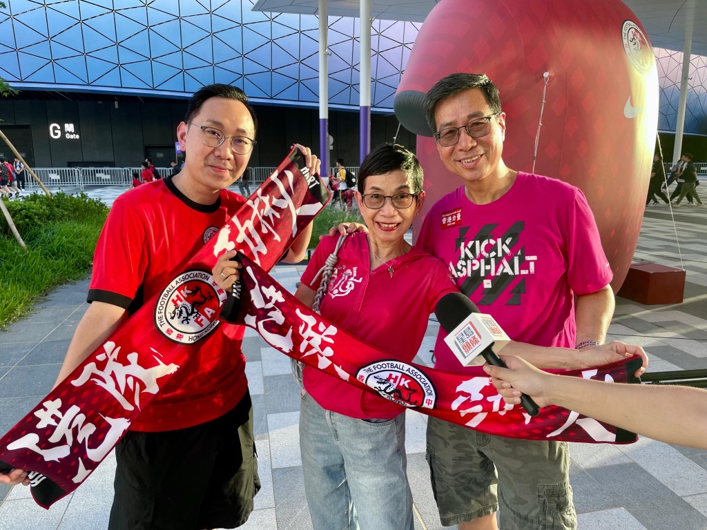 胡氏一家三口到啟德撐港隊。陳綵瑤攝 胡氏一家三口到啟德撐港隊。陳綵瑤攝