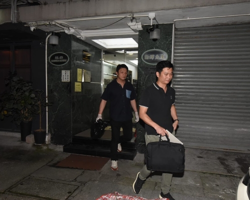 警方晚上返回單位檢走一張染血床單。