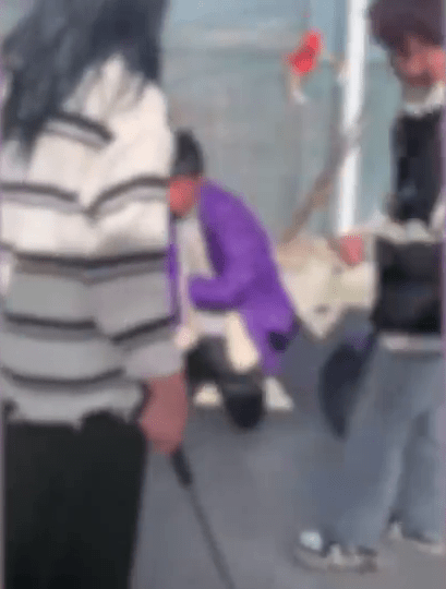 一男一女持棍狀物體毆打下跪男童。網傳影片畫面