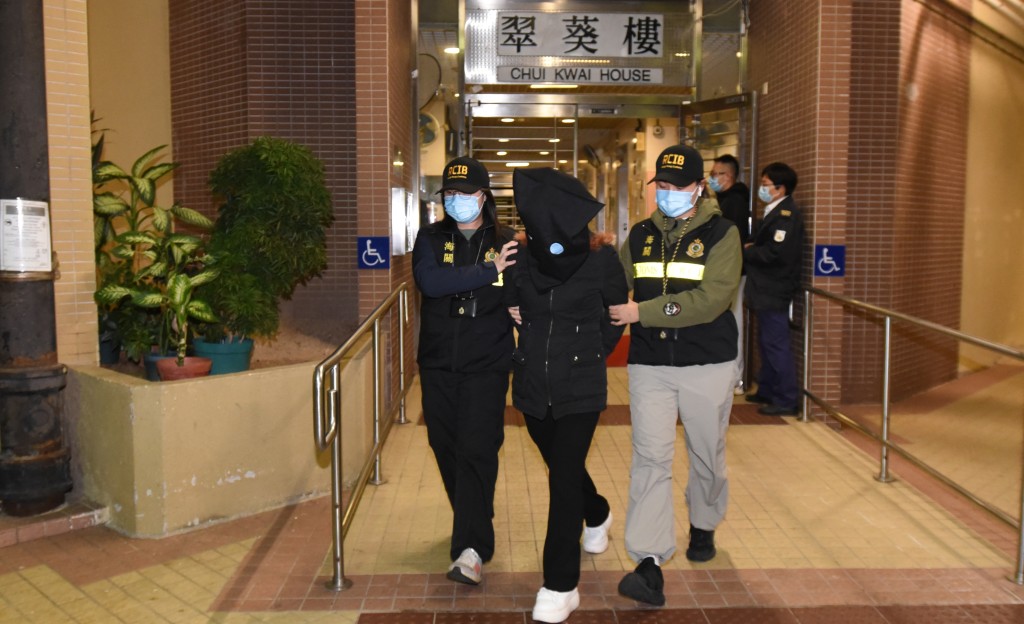 海关拘捕涉案54岁女子。黄文威摄