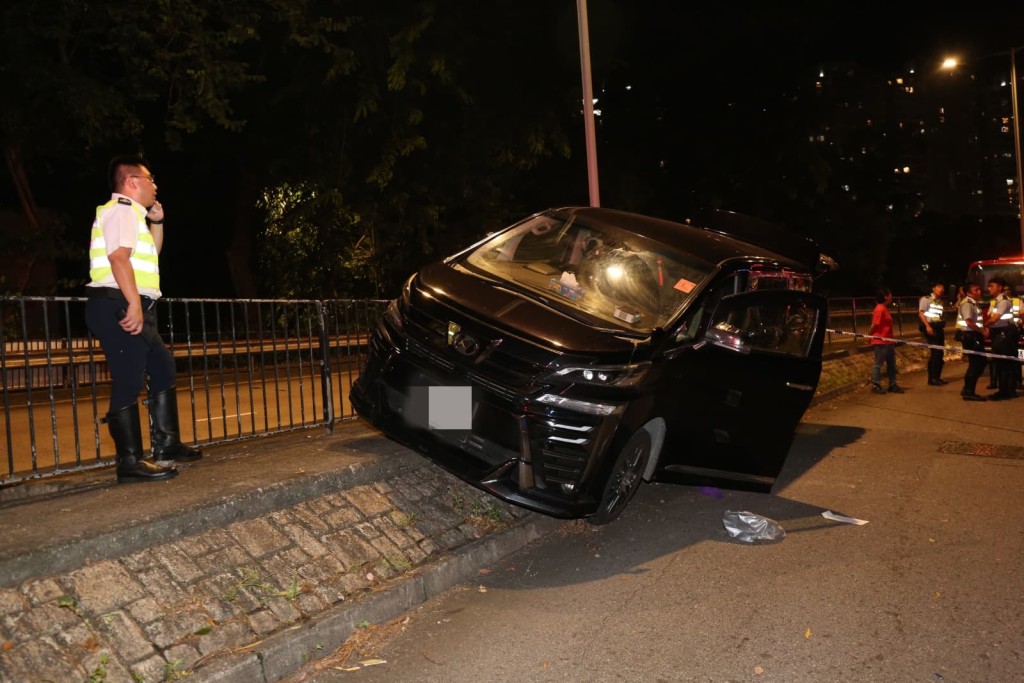 粉嶺私家車失事炒上石壆 司機被困車內昏迷 送院搶救不治。 粉嶺私家車失事炒上石壆 司機被困車內昏迷 送院搶救不治。