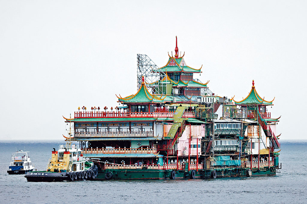 根據船東提供的資料,珍寶海鮮舫仍在西沙群島一帶水域海面。