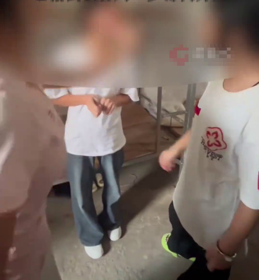 女生被欺凌者輪番掌摑。 女生被欺凌者輪番掌摑。