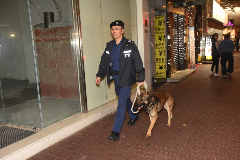 尖嘴百警反罪案查牌。