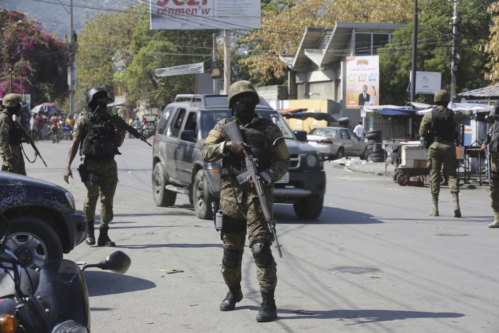 隨著海地首都太子港的黑幫暴力愈演愈烈，海地當局派出軍隊駐守街道。美聯社