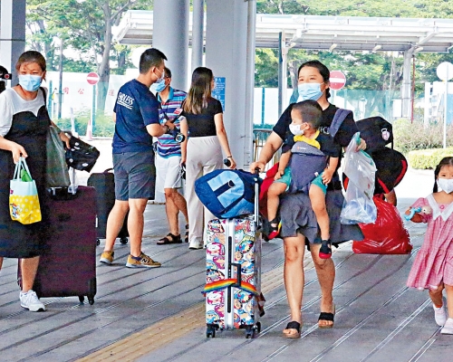 來港易昨實施，入境者不乏小朋友。