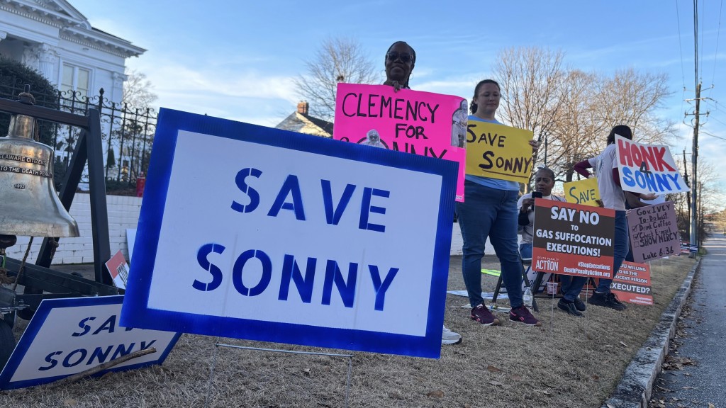 民眾請求赦免伯頓。 美聯社