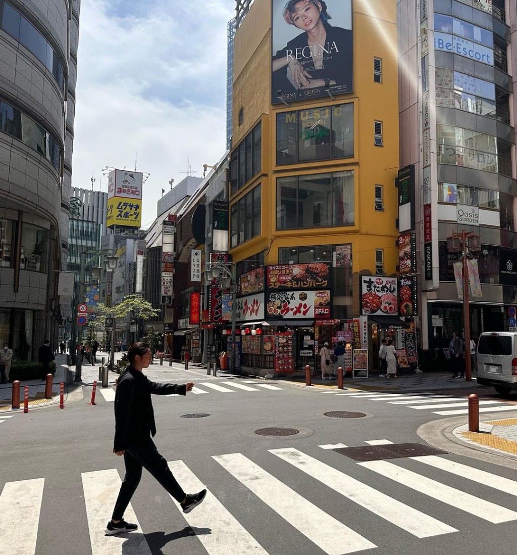在東京街頭漫步。