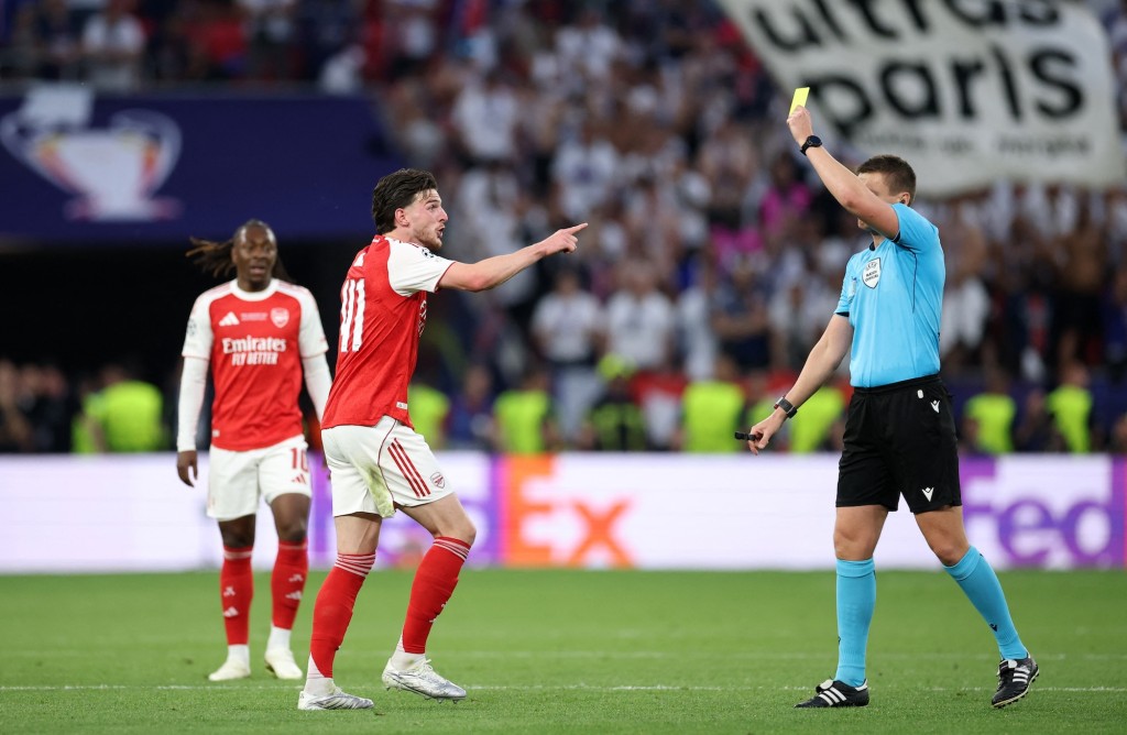 賴斯因為過激投訴被罰黃牌。路透社