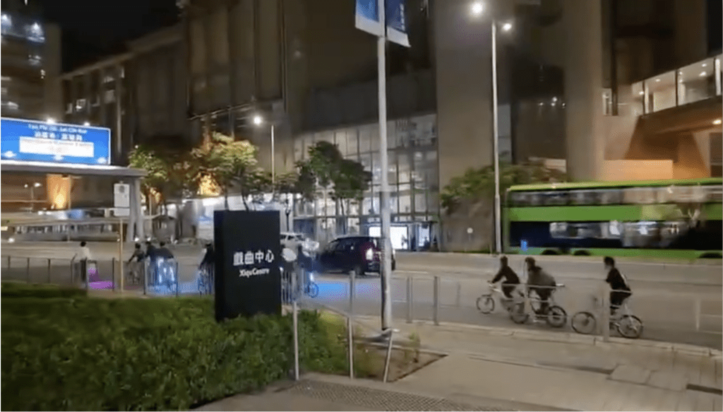 單車手連人帶車被拋上車頭擋風玻璃,再重摔落地。網上片段截圖 單車手連人帶車被拋上車頭擋風玻璃,再重摔落地。網上片段截圖