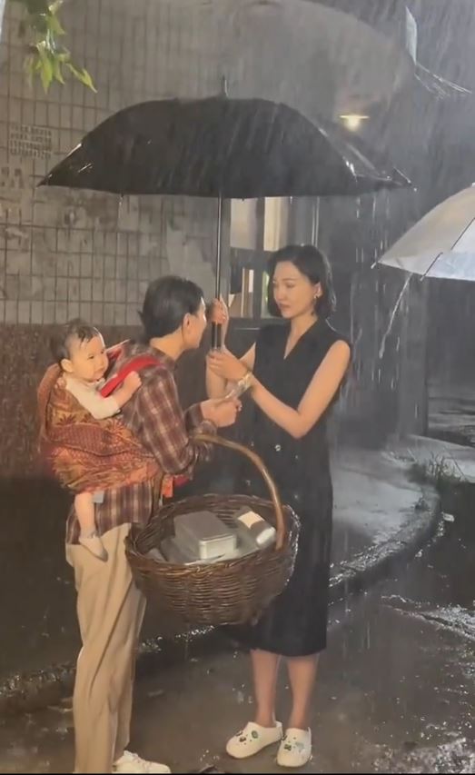 嬰兒演員被雨淋至濕透凍到震，惹來全網怒火。抖音＠愛吃湯圓呀