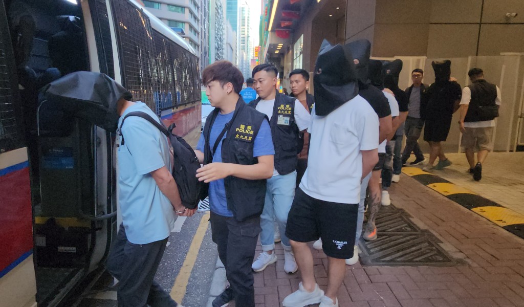 警方於觀塘鴻圖道一個商廈單位內拘捕9人。黃文威攝