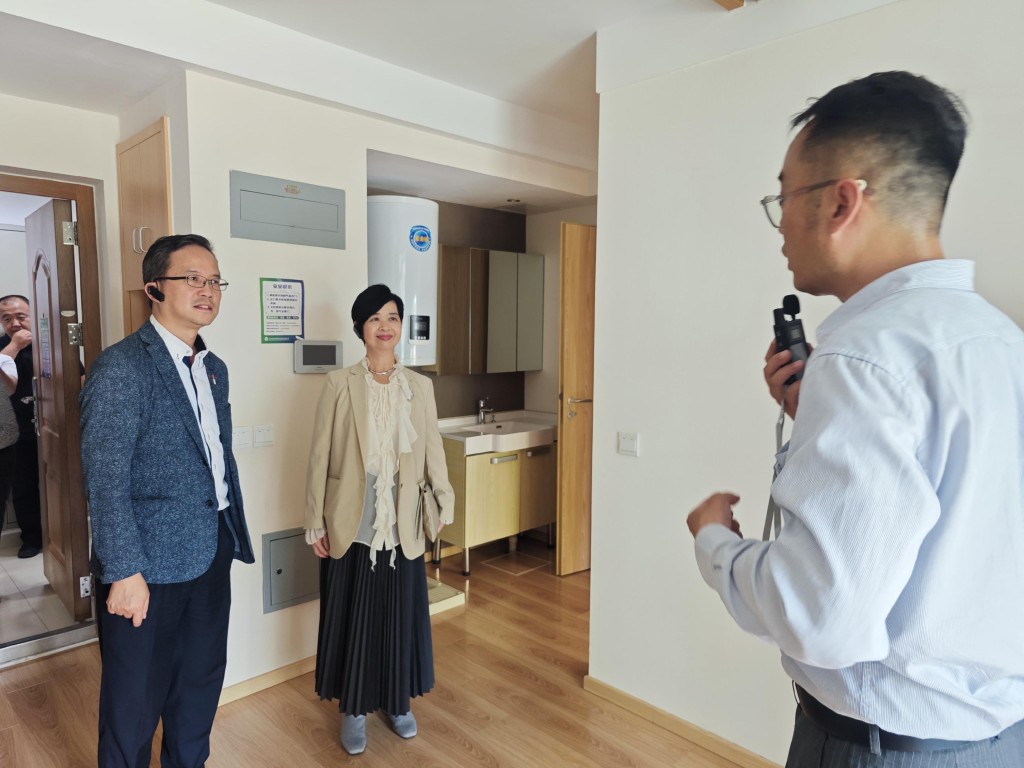 房屋局局長何永賢(中)今日(26日)實地考察北京青棠灣公租房項目。政府新聞處圖片 房屋局局長何永賢(中)今日(26日)實地考察北京青棠灣公租房項目。政府新聞處圖片