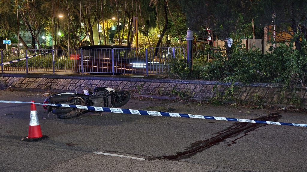 路面有大灘鮮血。