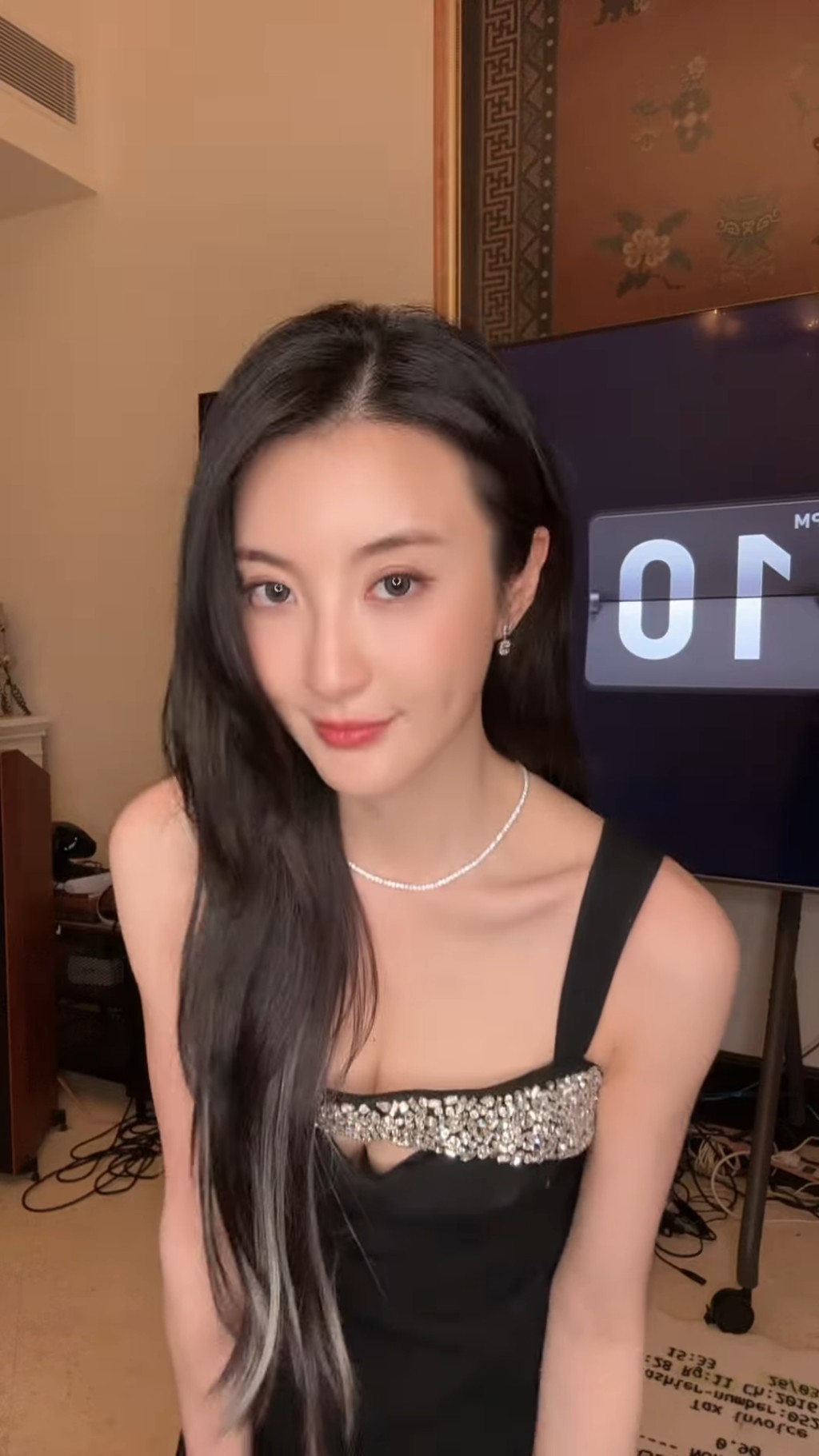 林夏薇不時於價值15億的太平山頂豪宅的拍片。 林夏薇不時於價值15億的太平山頂豪宅的拍片。