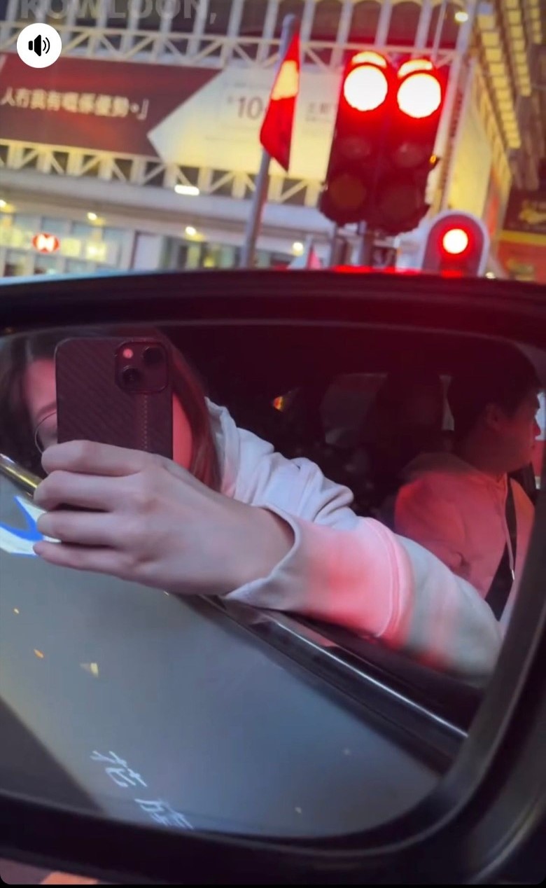新婚的陈嘉慧早前于IG Story分享倒后镜自拍，镜中反射出充当司机的Calvin大侧面。