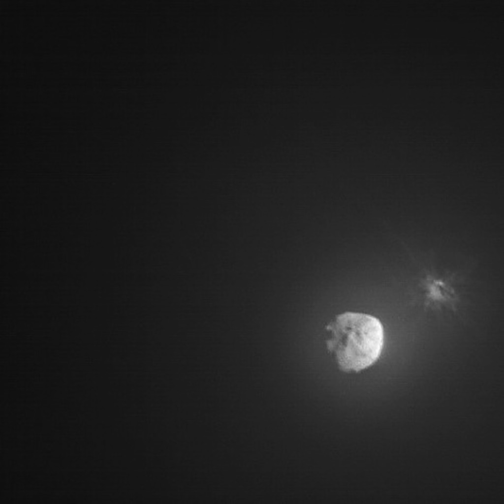 探測器撞擊後碎片從小行星 Dimorphos 中噴出。AP