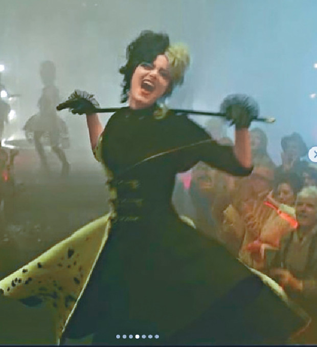 ■爱玛饰演的时装设计师受赏识后，慢慢走火入魔。
