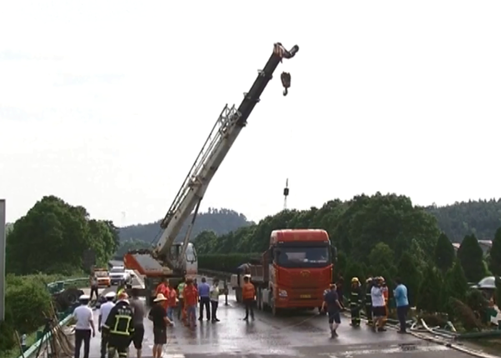 當局出動吊車。