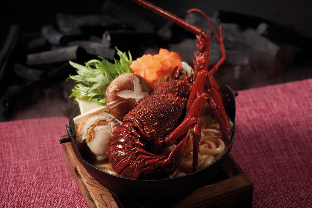 龍蝦海鮮烏冬鍋：蝦味噌湯底，配以開邊龍蝦、帆立貝、香菇、水菜、豆腐等配料，伴以稻庭烏冬享用。