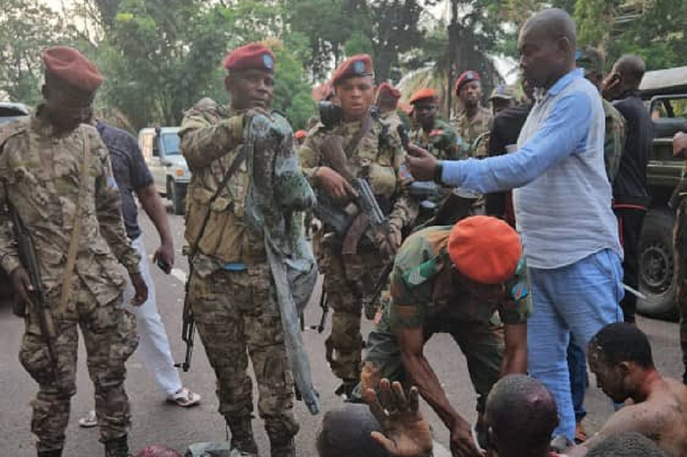 天亮後民主剛果政府軍展開鎮壓，逮捕多名政變分子。X圖片