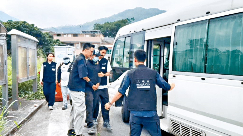 入境处于上水一个越野电单车训练场地拘捕两名男外佣，涉嫌充当不合资格的教练。