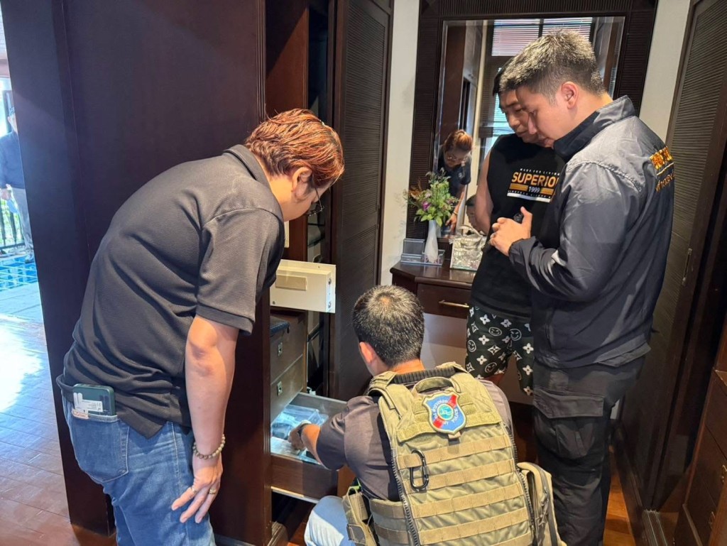 警方查獲長短BB槍各一枝。 facebook / บิ๊กเกรียน