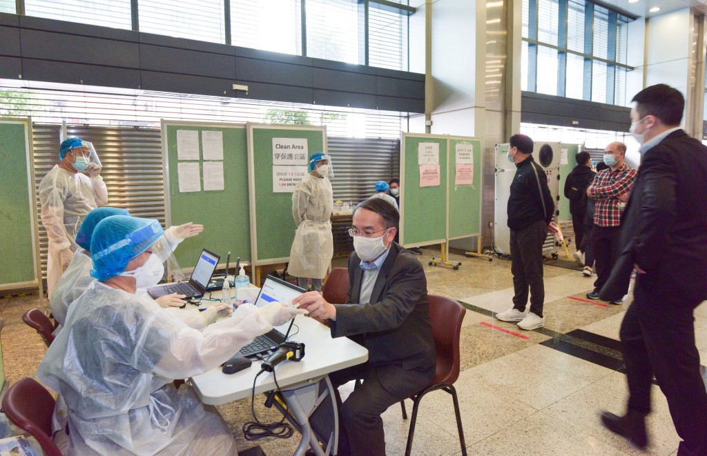 許正宇(中)正準備接受病毒檢測服務。政府新聞網圖片