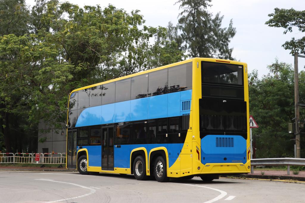 巴士車身以城巴車隊的經典黃色，再加上象徵電能及零排放的鮮藍色作為主要色調。