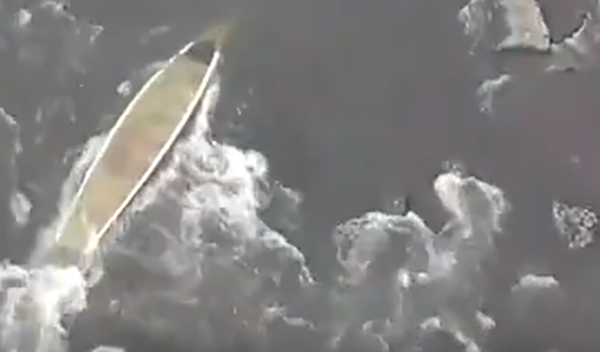 京都保津川游船发生触礁翻侧意外。 日媒片段截图