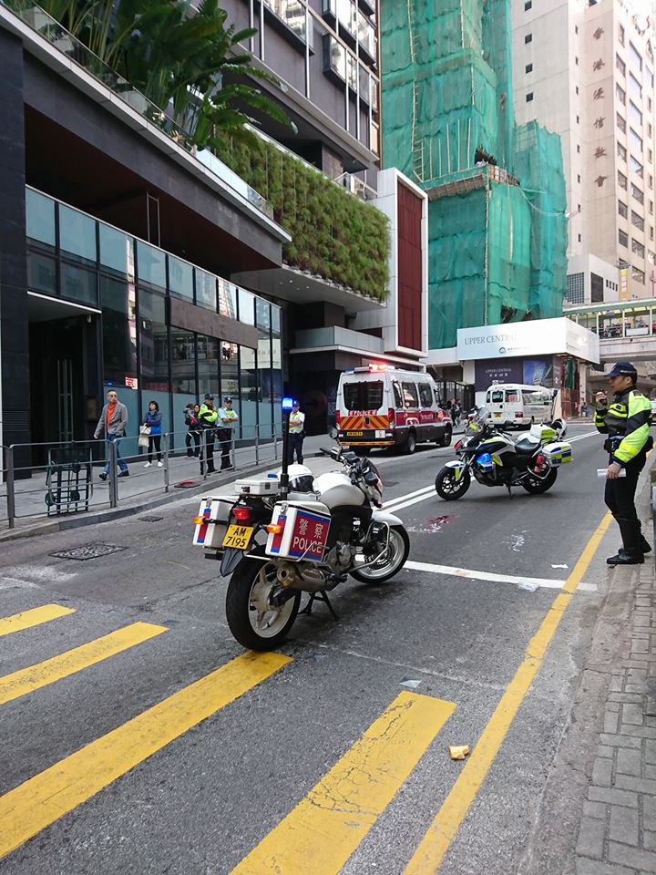 堅道近奧卑利街有交通意外。網民Sherman Cheng‎圖片