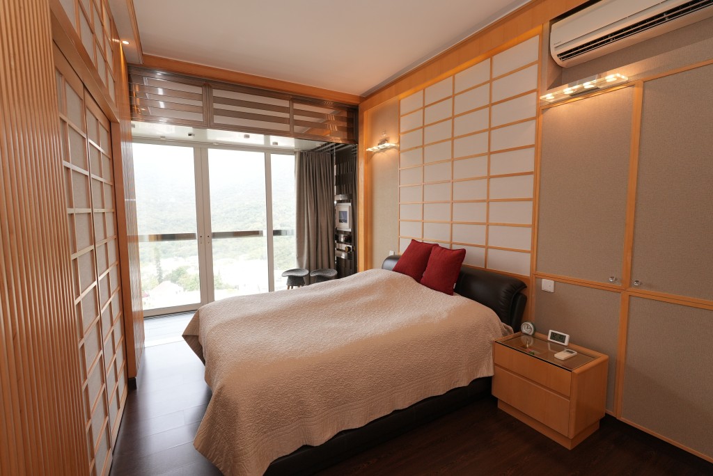 图中睡房采日系装潢，配上柔和灯光，营造出柔和舒适的感觉。