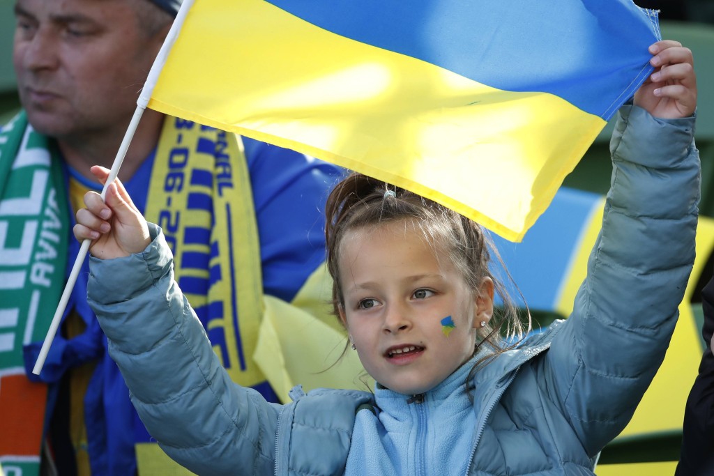 小球迷支持乌克兰。 AP