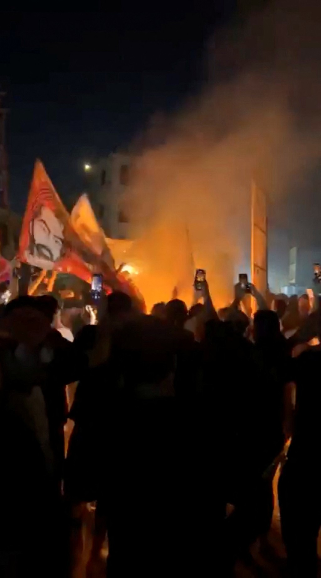 示威者凌晨衝擊巴格達的瑞典大使館縱火抗議。路透社