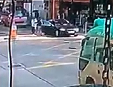 涉案男子疑刺向宝马房车的司机。影片截图
