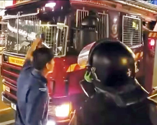 事件中的消防員下車向警員表達不滿。影片截圖