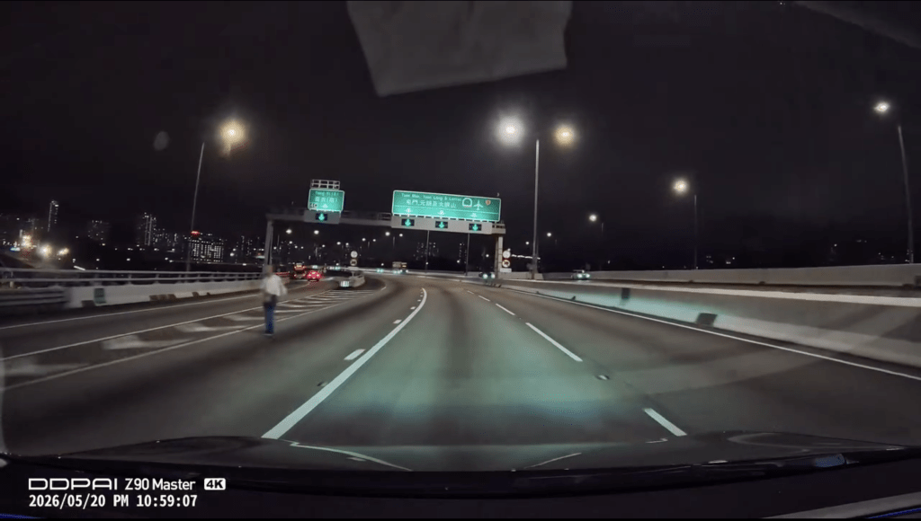 一名老翁周二深夜，在青葵公路往屯門方向行車線上遊蕩。Facebook 車cam L（香港群組）影片截圖