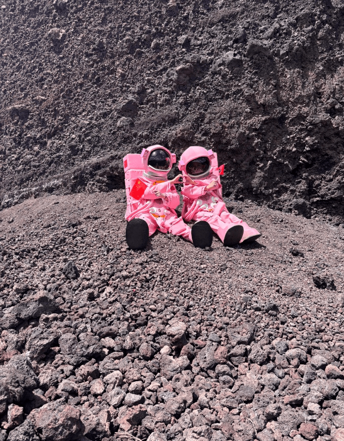 内蒙乌兰哈达火山地质公园似足外太空，引来大量“太空人”打卡。 微博