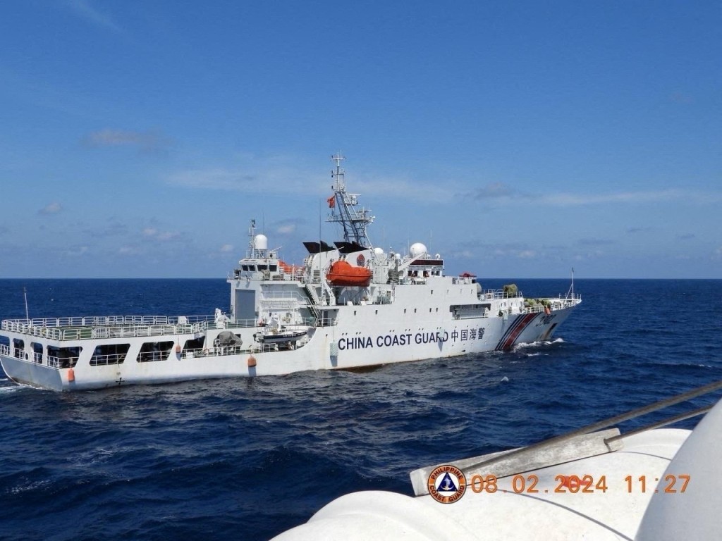 菲律賓艦艇闖黃岩島，中國海警船驅離。(路透社)
