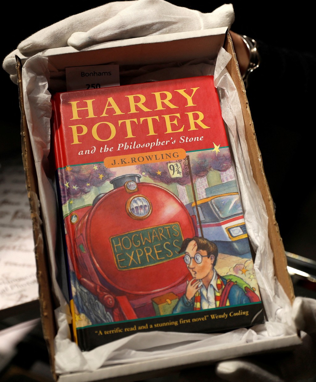 今次拍卖的是《哈利波特：神秘的魔法石》封面水彩画原作。 路透社